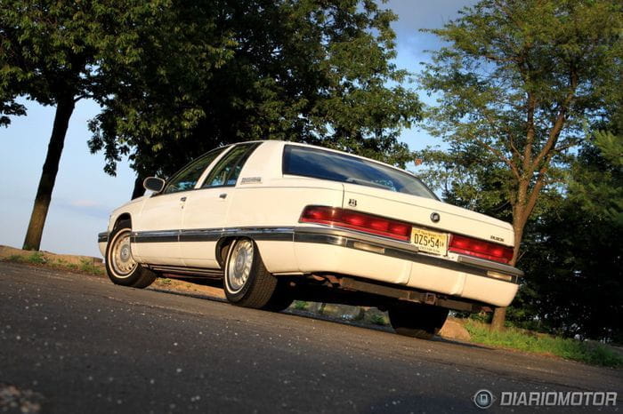 1996 Buick Roadmaster Collector's Edition, retroprueba de un fósil viviente. Flotando en las autopistas