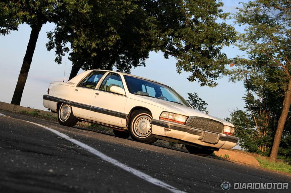 1996 Buick Roadmaster Collector's Edition, retroprueba de un fósil viviente. Flotando en las autopistas