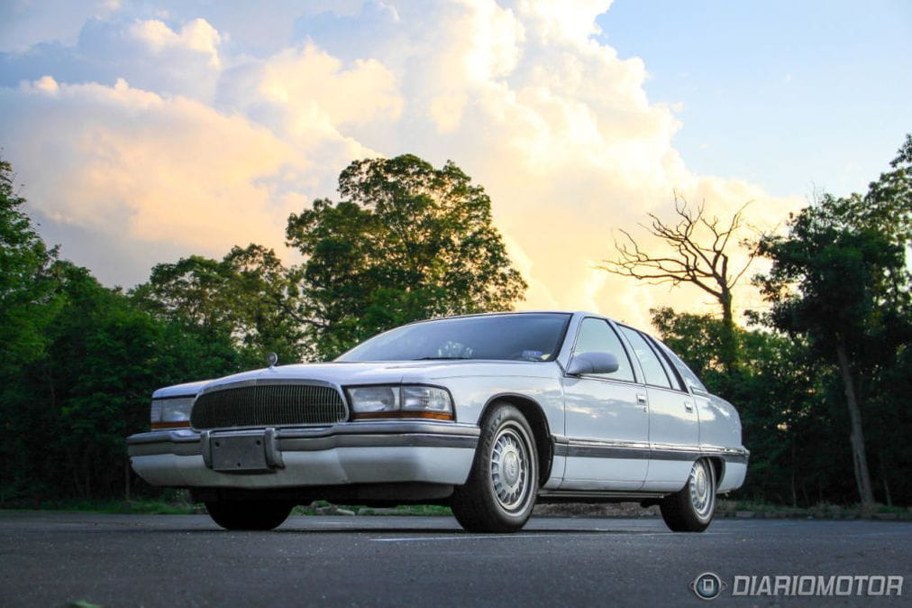 1996 Buick Roadmaster Collector's Edition, retroprueba de un fósil viviente. Flotando en las autopistas