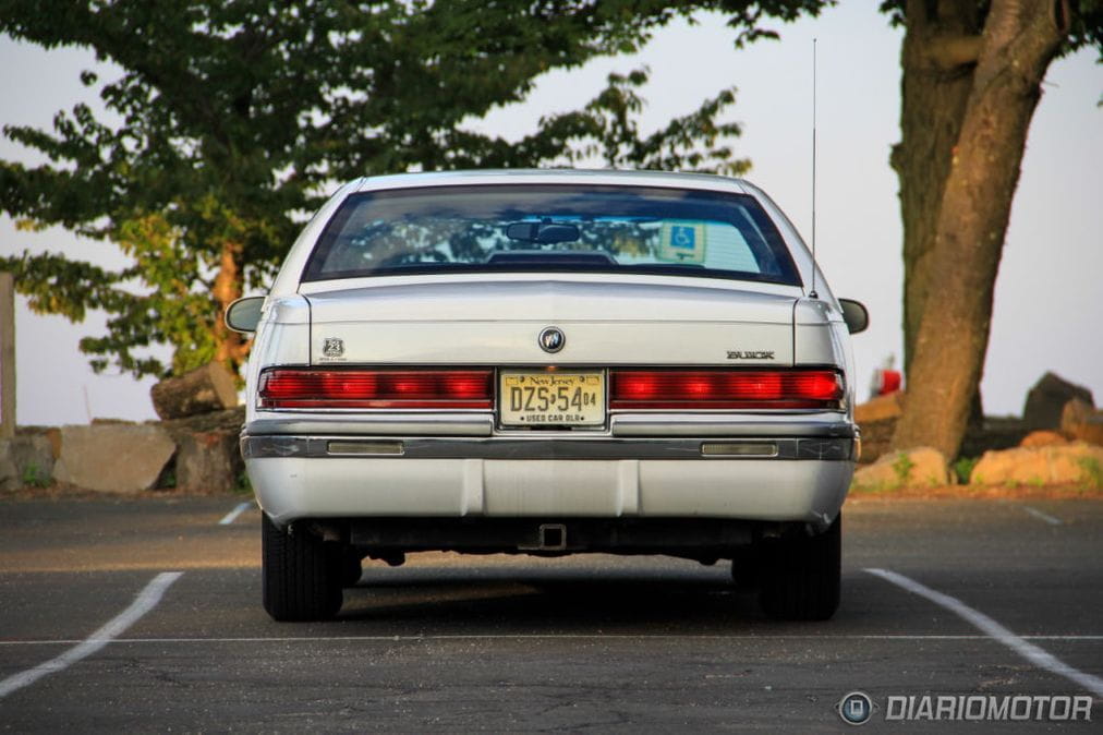 1996 Buick Roadmaster Collector's Edition, retroprueba de un fósil viviente. Flotando en las autopistas