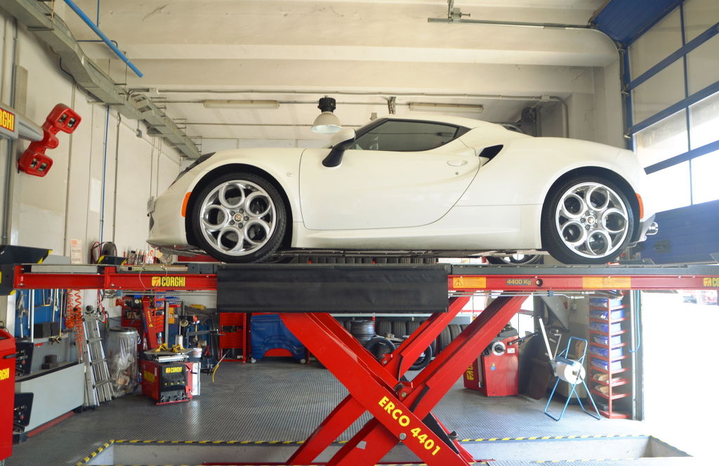 Alfa Romeo 4C sobre el elevador