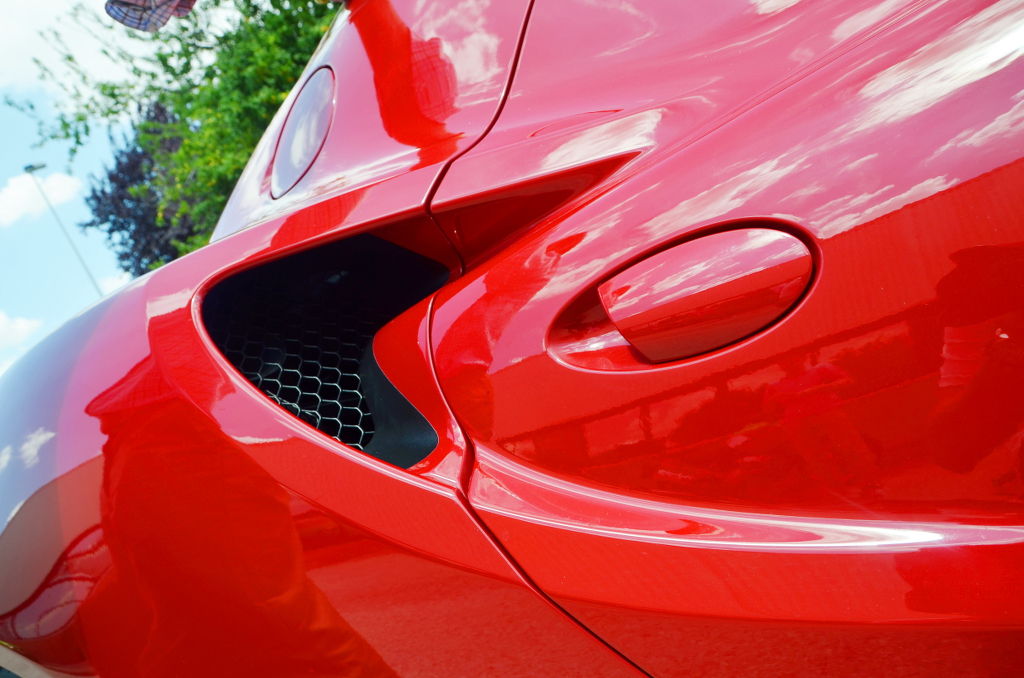 Toma lateral del Alfa Romeo 4C