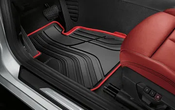 Alfombrilla con detalles rojos contrastantes en BMW Serie 2 Cabrio.