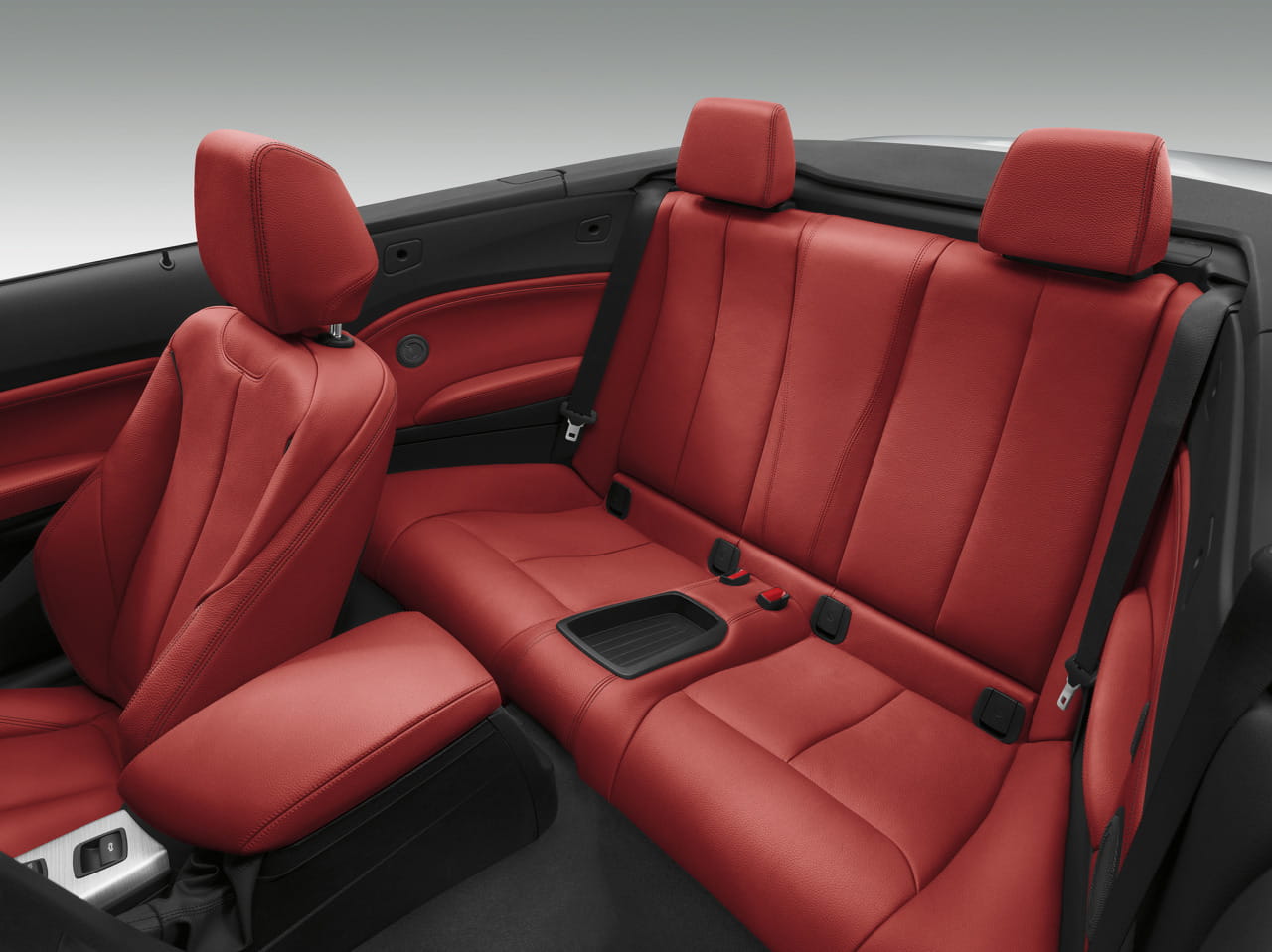 Vista superior asientos traseros en cuero rojo del BMW Serie 2 Cabrio.