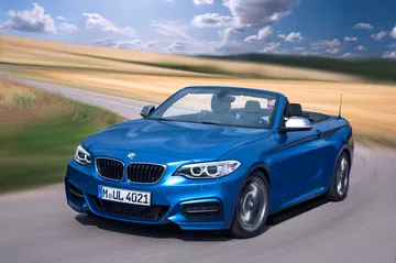Vista dinámica del BMW Serie 2 Cabrio en carretera, destacando su diseño elegante.