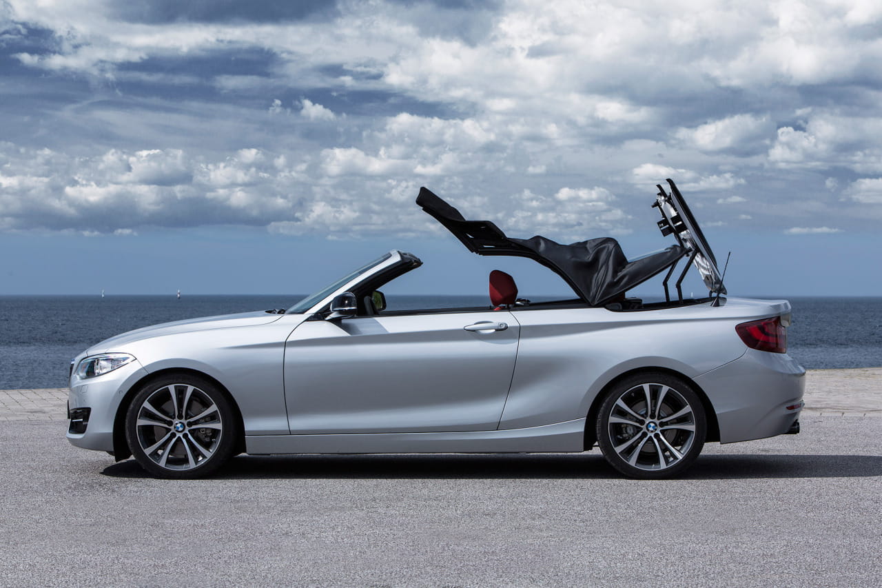 BMW Serie 2 Cabrio con techo convertible abierto, vista lateral.