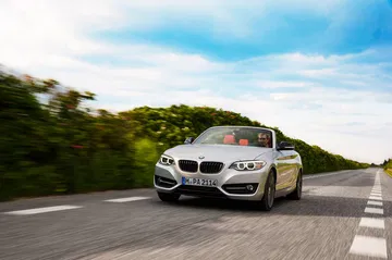 Vista dinámica del BMW Serie 2 Cabrio, destacando su frontal y diseño lateral.