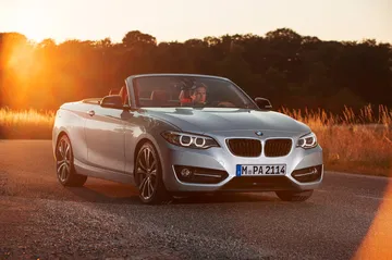 Vista delantera y lateral del BMW Serie 2 Cabrio con luz del atardecer.
