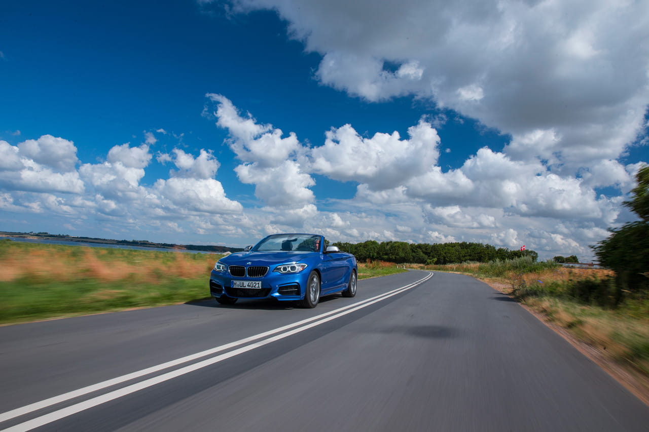 Vista dinámica del BMW Serie 2 Cabrio demostrando su estilizada silueta.