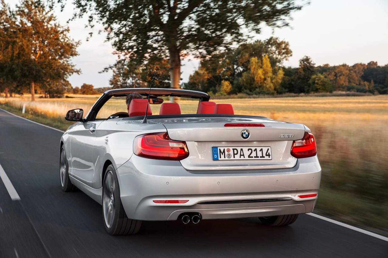 BMW Serie 2 Cabrio mostrando su diseño trasero y lateral en carretera.