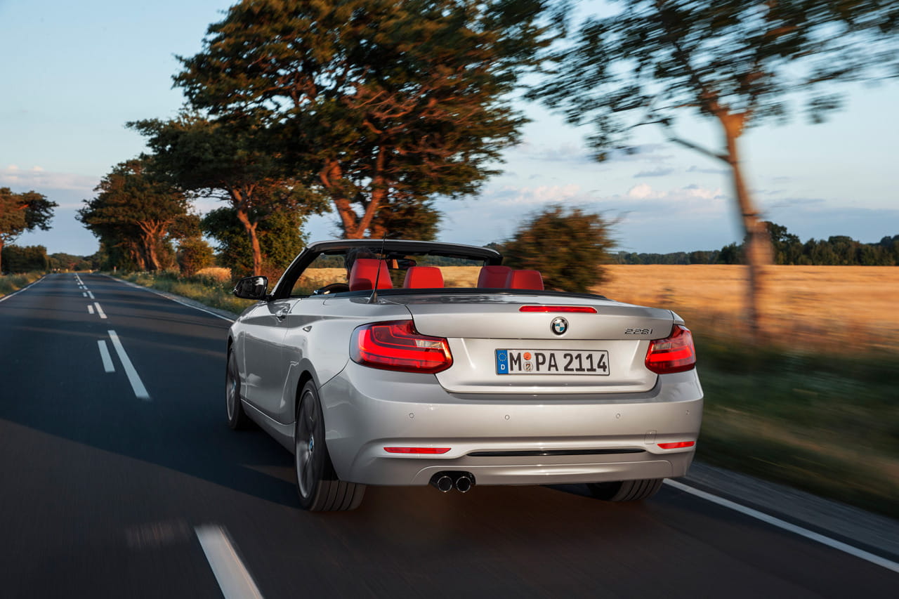 BMW Serie 2 Cabrio capturado en pleno despliegue y dinamismo en carretera.