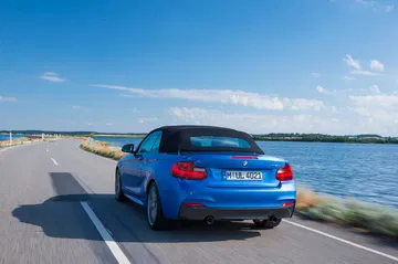 Silueta dinámica del BMW Serie 2 Cabrio desde una perspectiva trasera-lateral.