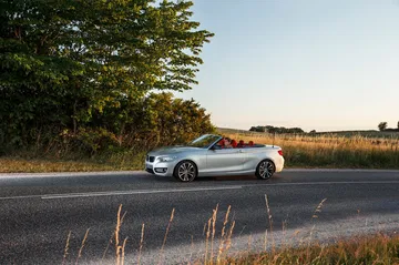 Vista dinámica BMW Serie 2 Cabrio, realzando su diseño elegante.