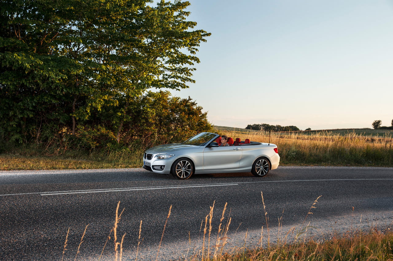 Vista dinámica BMW Serie 2 Cabrio, realzando su diseño elegante.