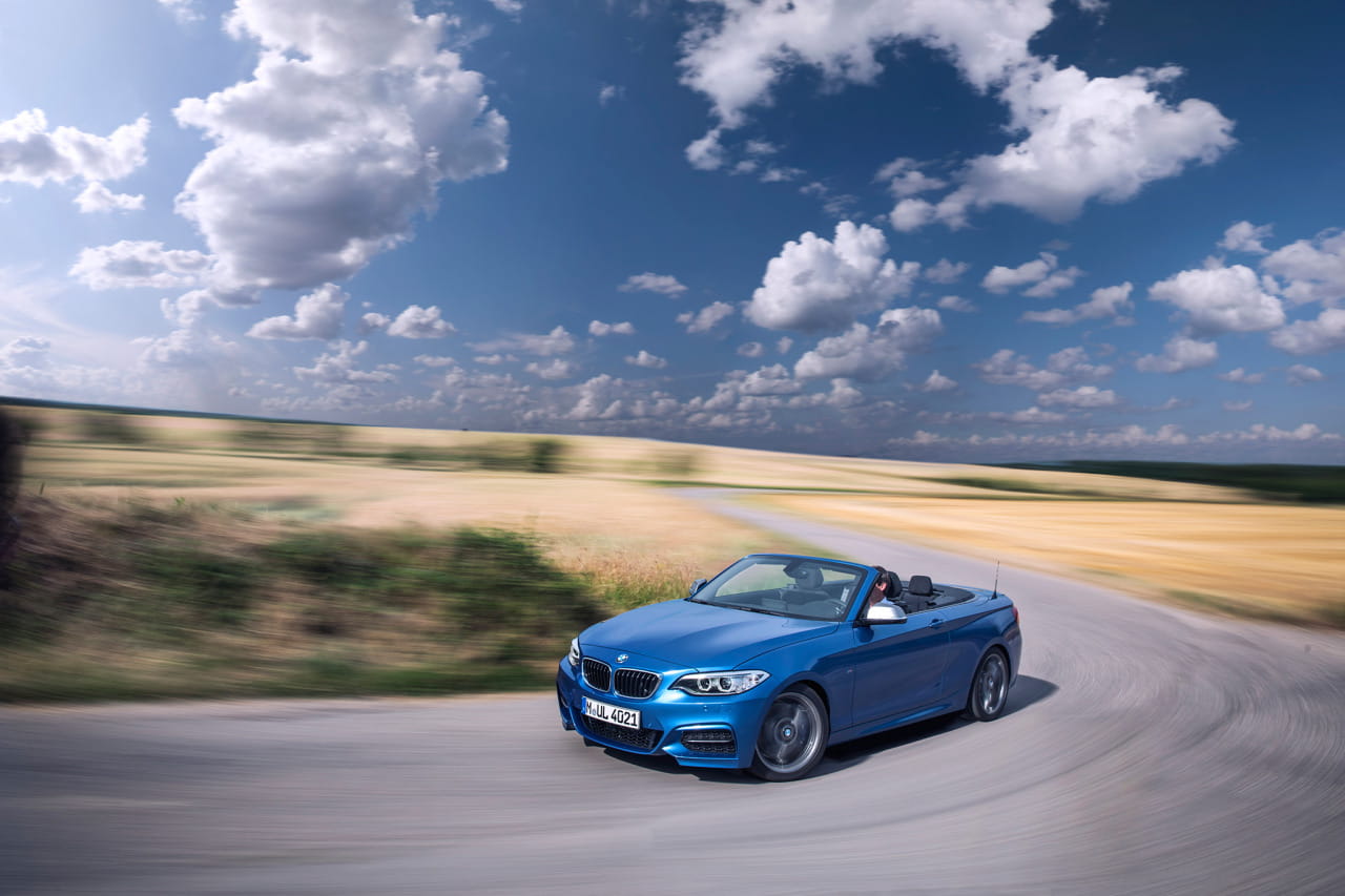 El BMW Serie 2 Cabrio muestra su dinamismo y elegancia en carretera abierta.