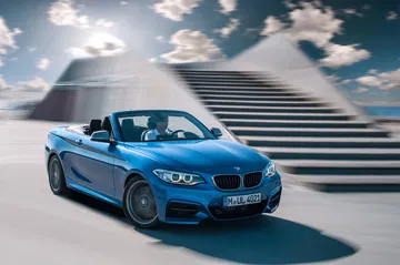 BMW Serie 2 Cabrio deslumbrando con su estilizada figura bajo un cielo despejado.