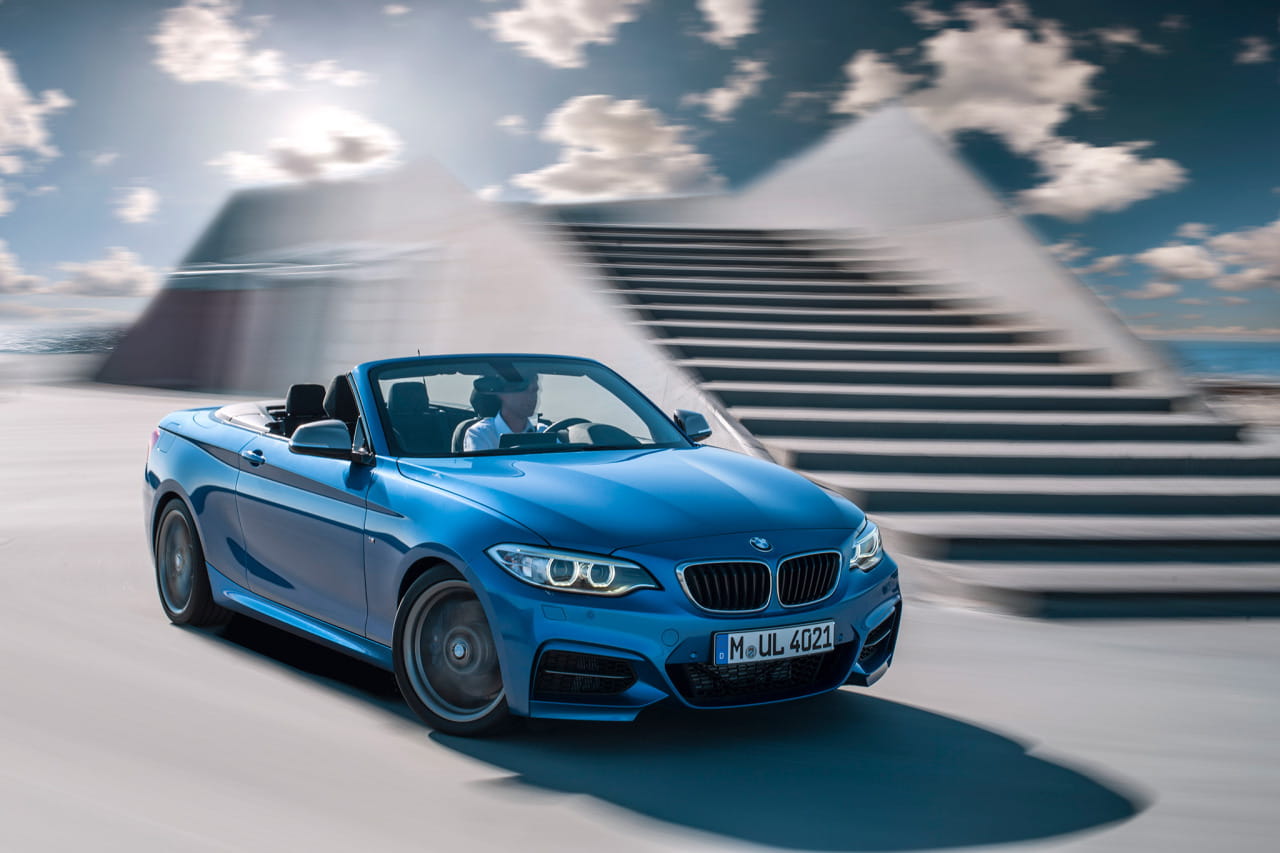 BMW Serie 2 Cabrio deslumbrando con su estilizada figura bajo un cielo despejado.