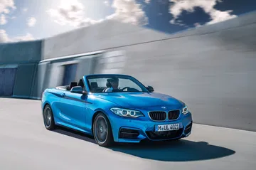 Vista dinámica del BMW Serie 2 Cabrio en movimiento, resaltando su diseño deportivo.