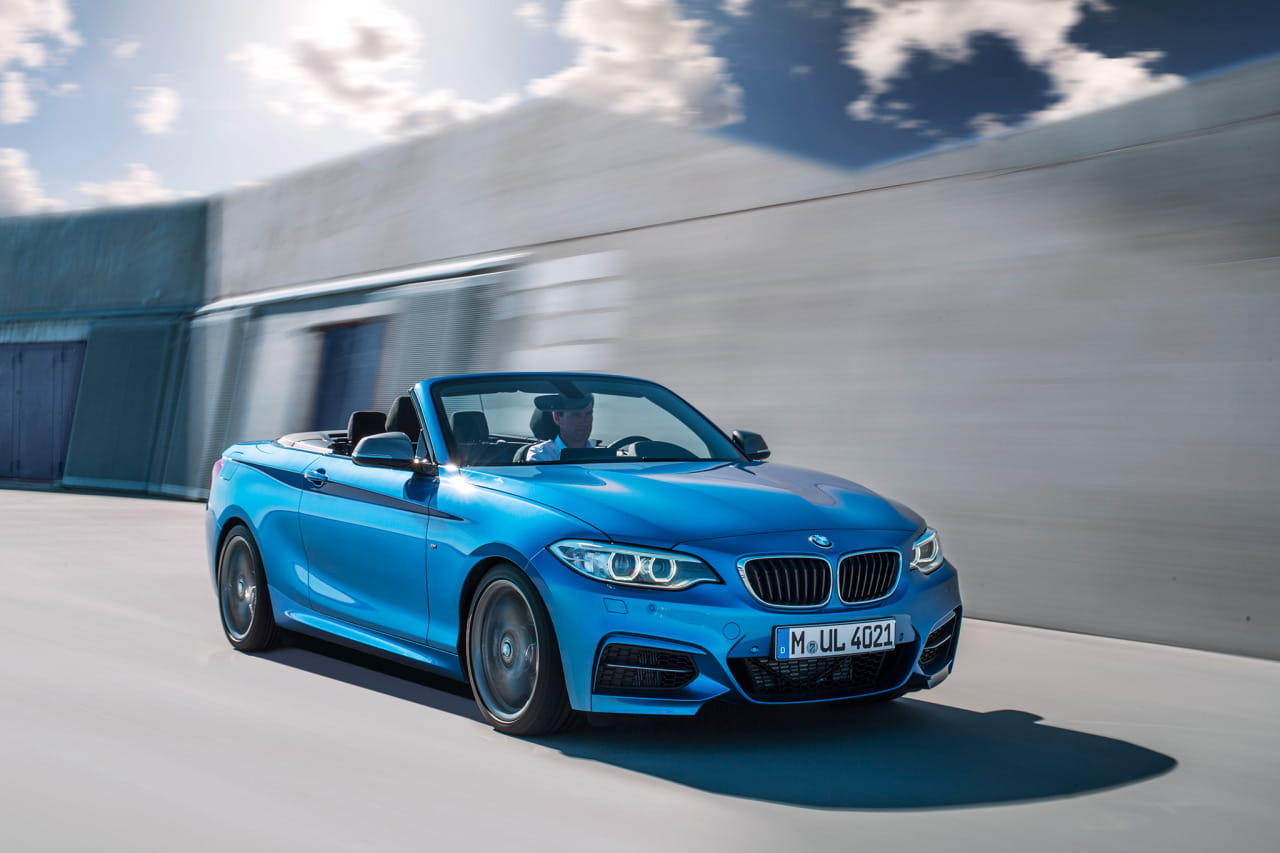 Vista dinámica del BMW Serie 2 Cabrio en movimiento, resaltando su diseño deportivo.