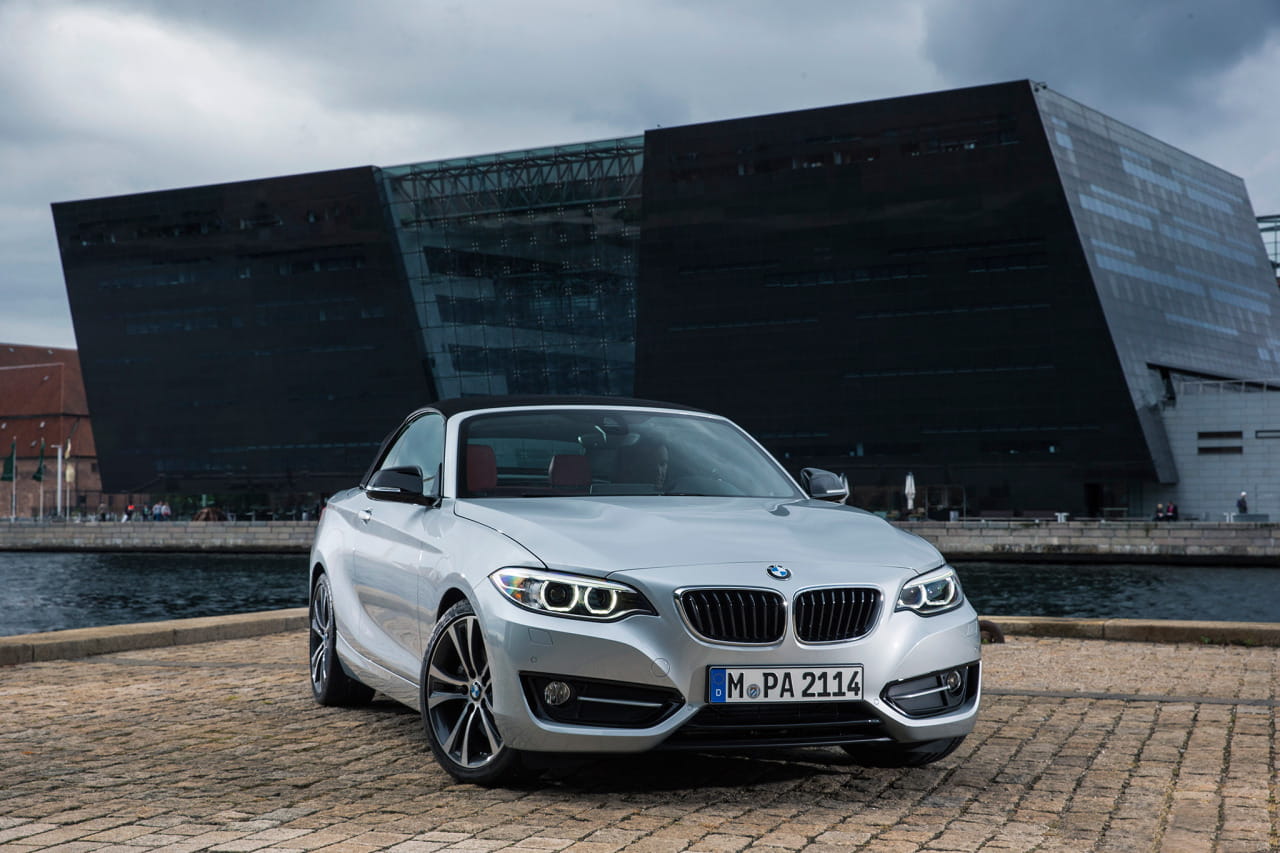 Vista dinámica del BMW Serie 2 Cabrio aparcado en entorno urbano