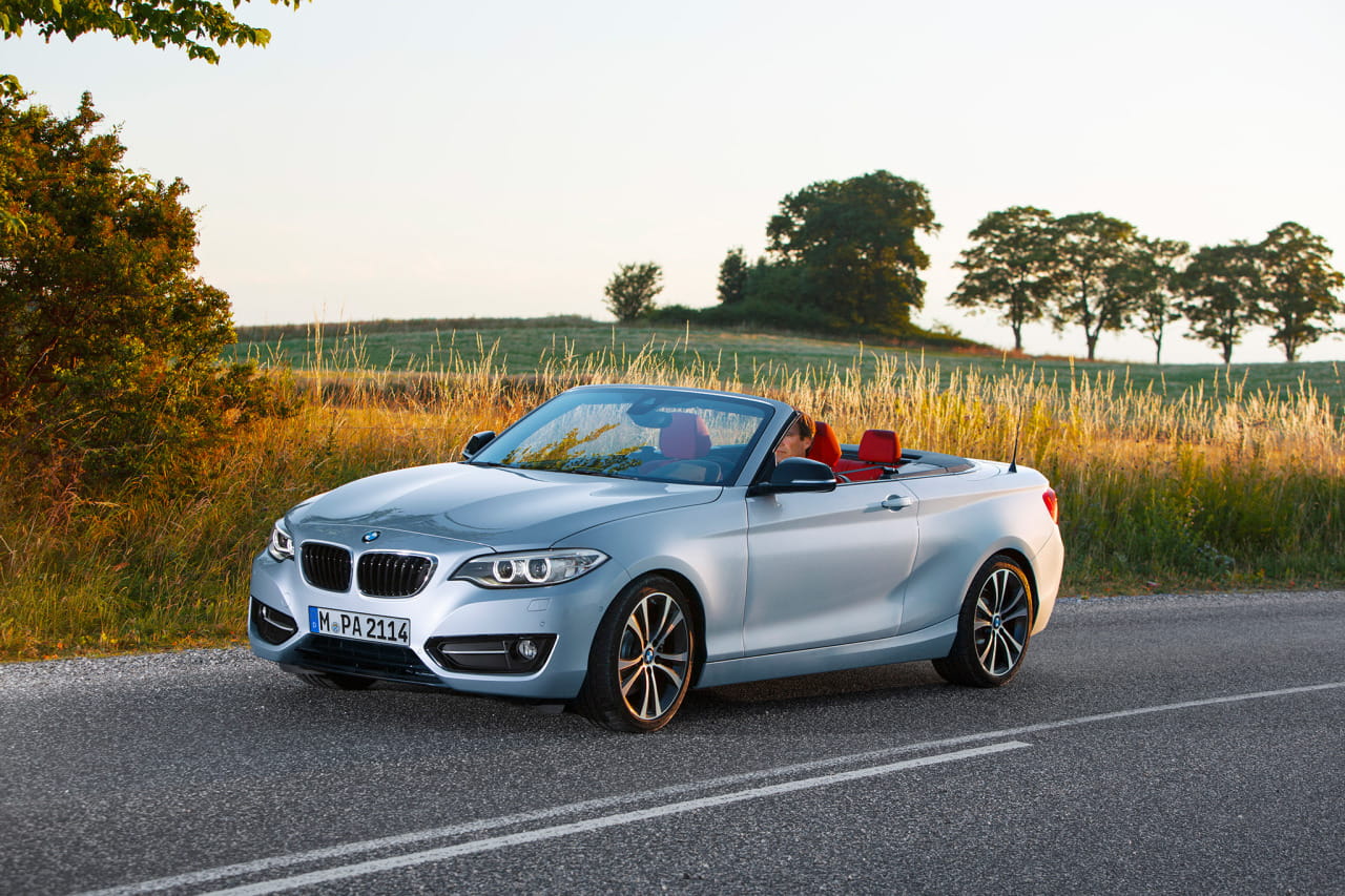 BMW Serie 2 Cabrio mostrando su perfil elegante y frontal robusto en marcha.