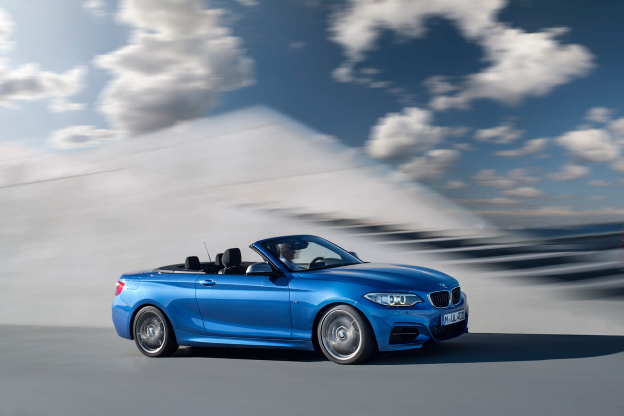 Vista lateral del BMW Serie 2 Cabrio mostrando su elegante línea y diseño dinámico.