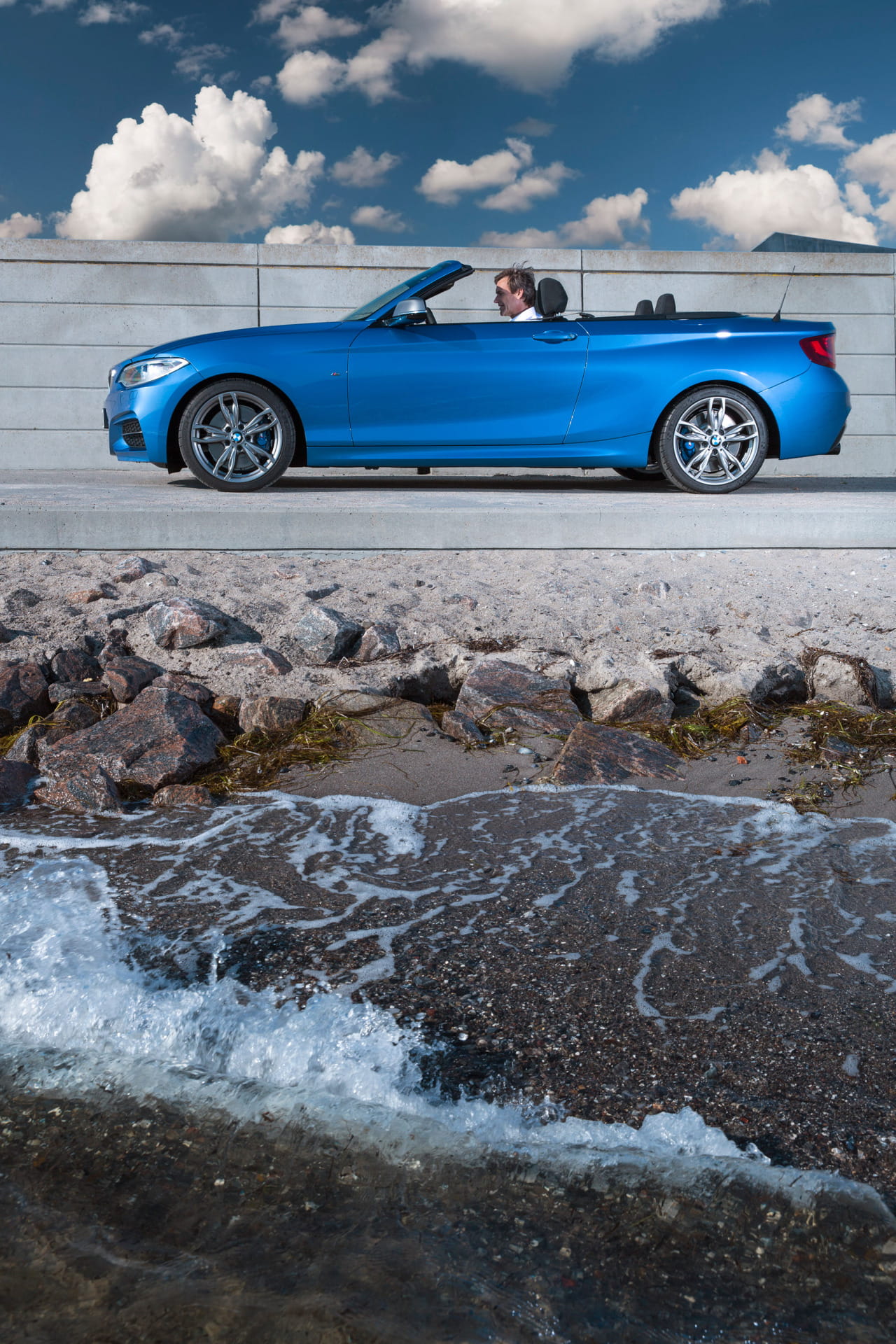 Vista lateral del BMW Serie 2 Cabrio con rines destacados y línea de diseño.