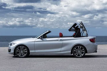 Vista lateral del BMW Serie 2 Cabrio con techo replegado.