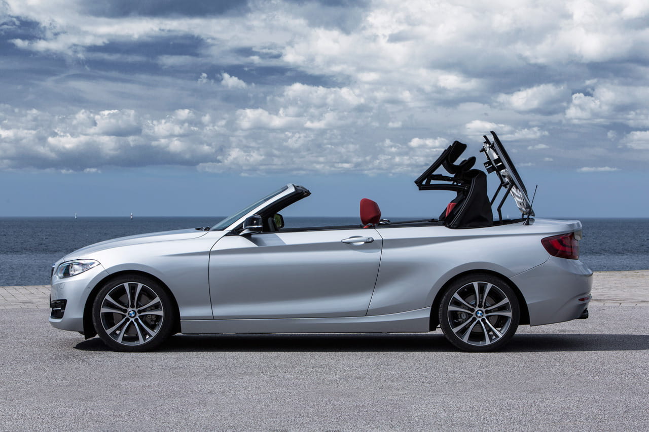 Vista lateral del BMW Serie 2 Cabrio con techo replegado.
