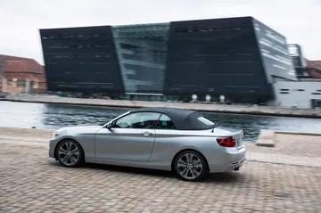 Vista lateral del BMW Serie 2 Cabrio mostrando su línea aerodinámica.