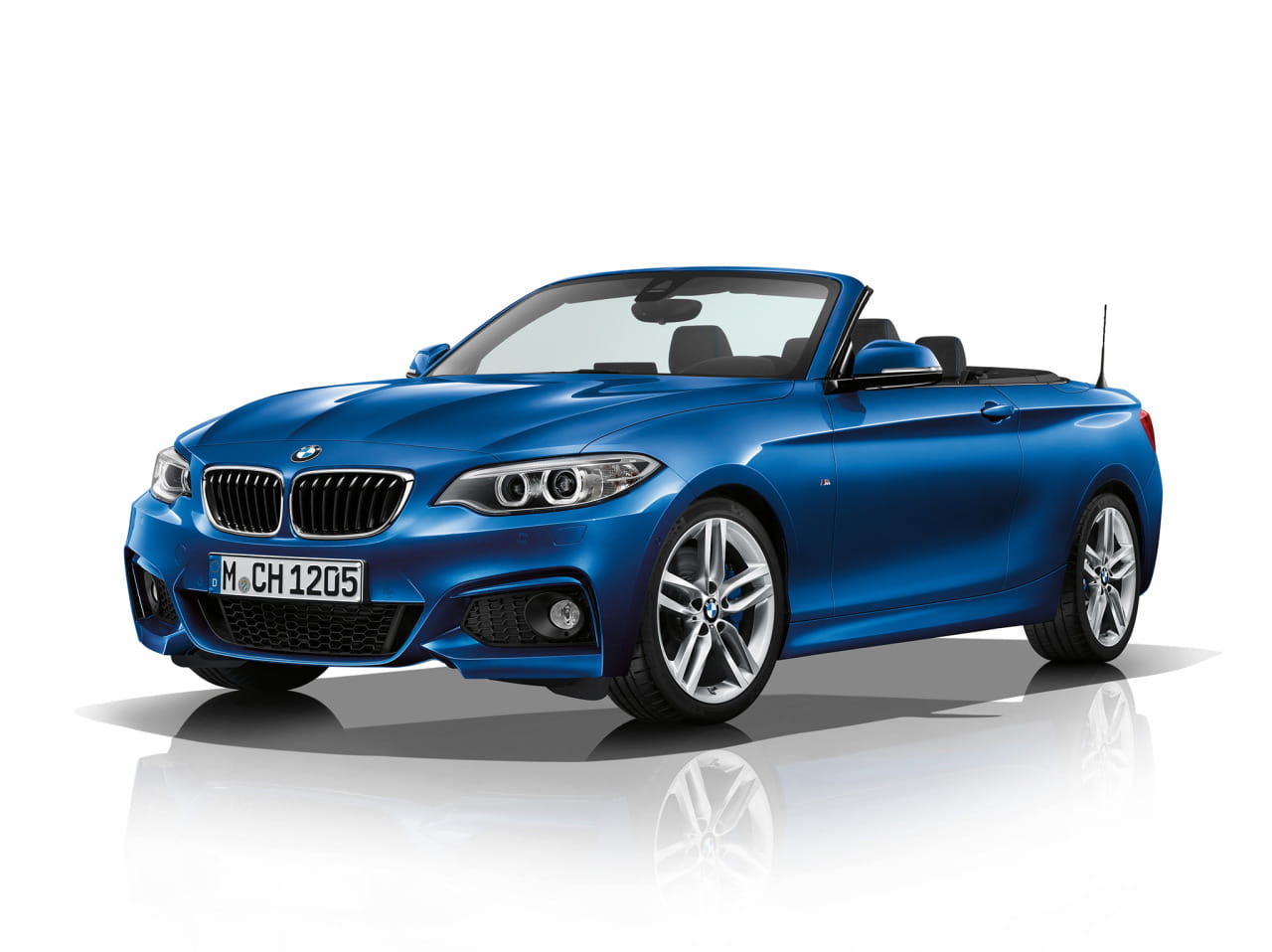 Vista lateral del BMW Serie 2 Cabrio mostrando su línea dinámica y deportiva.
