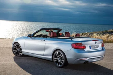 Vista lateral y trasera del BMW Serie 2 Cabrio con capota bajada.