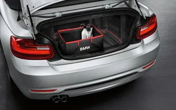 Vista superior del maletero BMW Serie 2 Cabrio con bolsa de deporte.