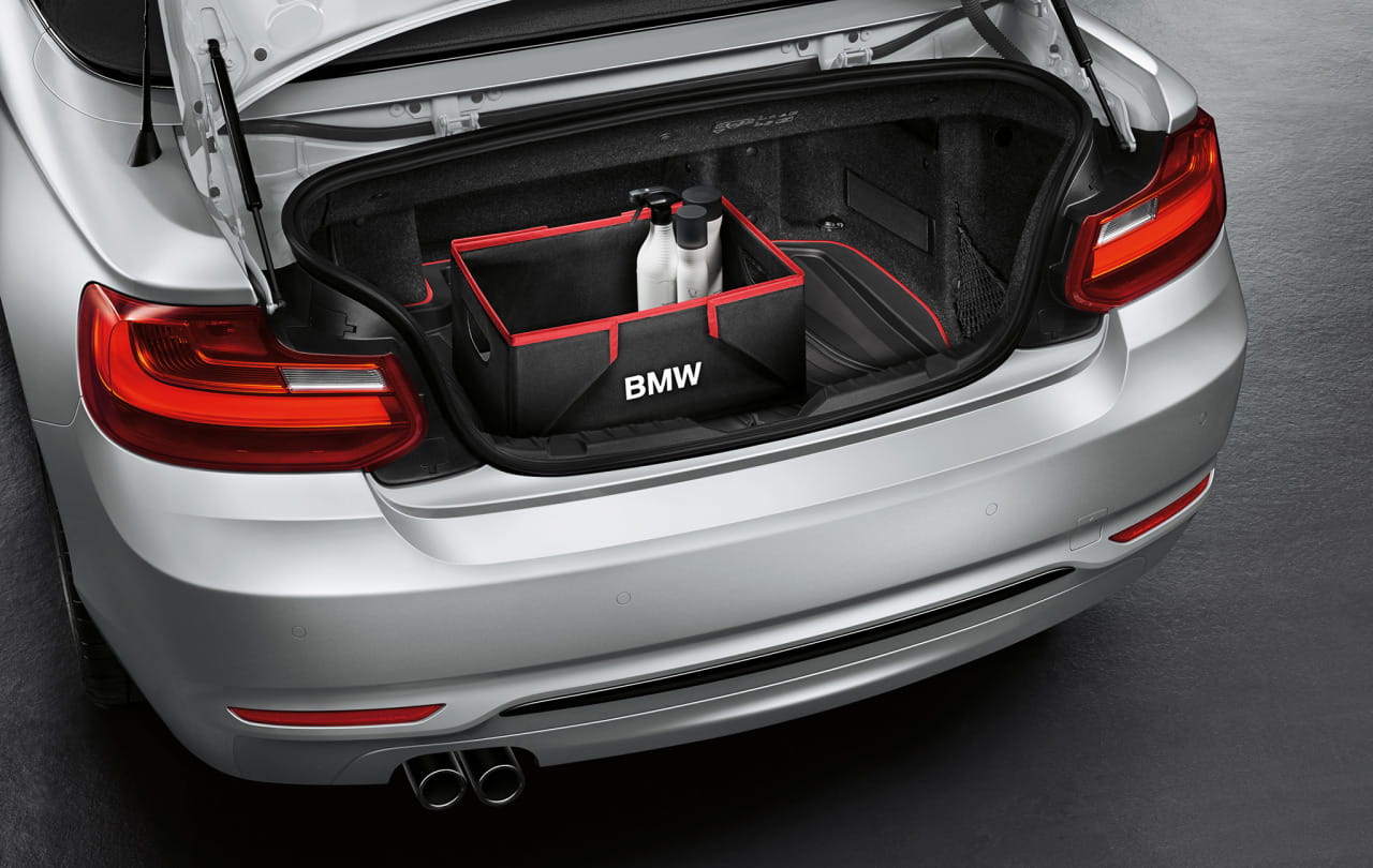 Vista superior del maletero BMW Serie 2 Cabrio con bolsa de deporte.