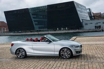 Perfil dinámico del BMW Serie 2 Cabrio destacando su diseño.