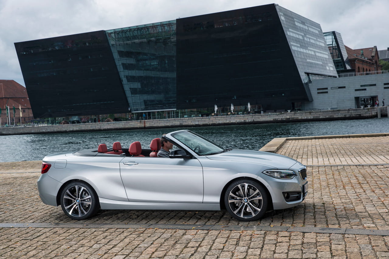 Perfil dinámico del BMW Serie 2 Cabrio destacando su diseño.