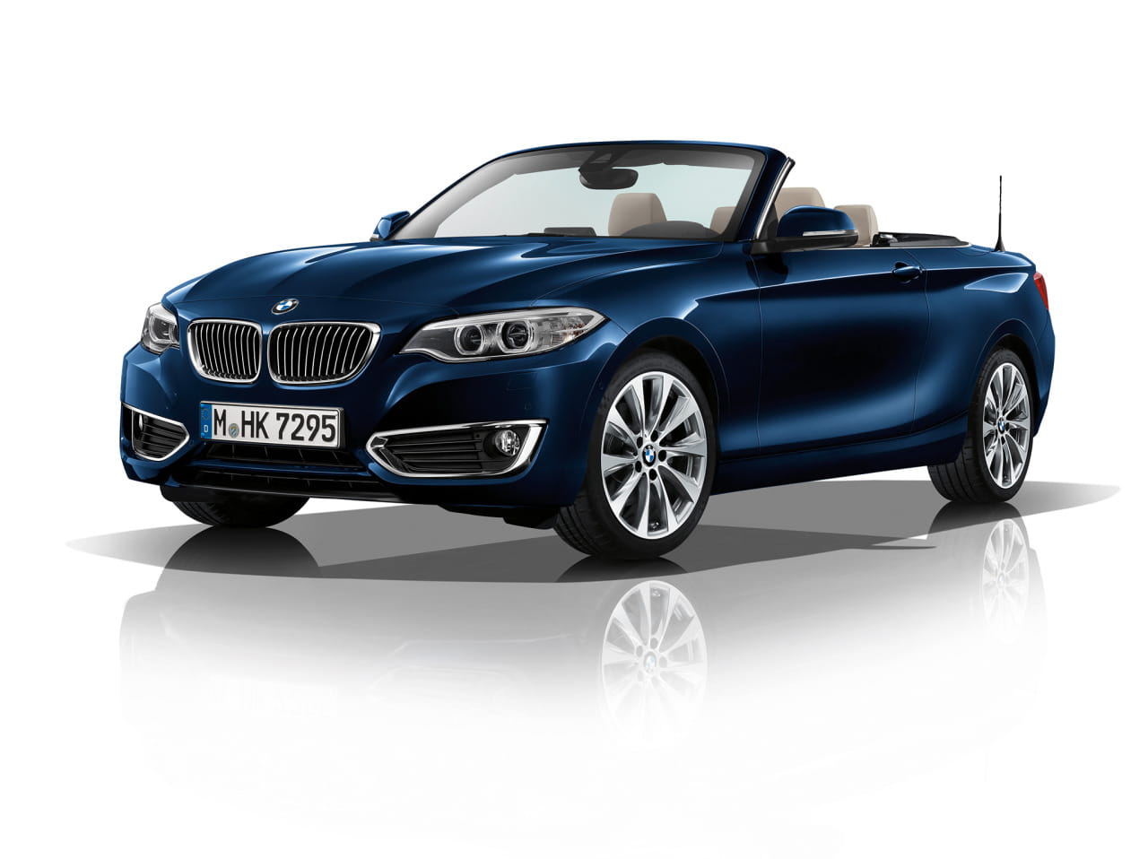 Vista angular delantera del BMW Serie 2 Cabrio en azul estacionado.