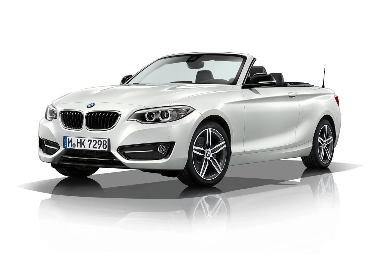 Vista lateral delantera mostrando el diseño y llantas del BMW Serie 2 Cabrio.