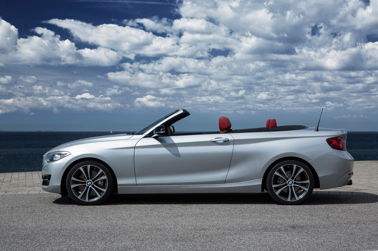 BMW Serie 2 Cabrio visto desde un ángulo lateral con el techo abajo.