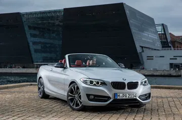 Vista delantera y lateral del BMW Serie 2 Cabrio, mostrando diseño y llantas.