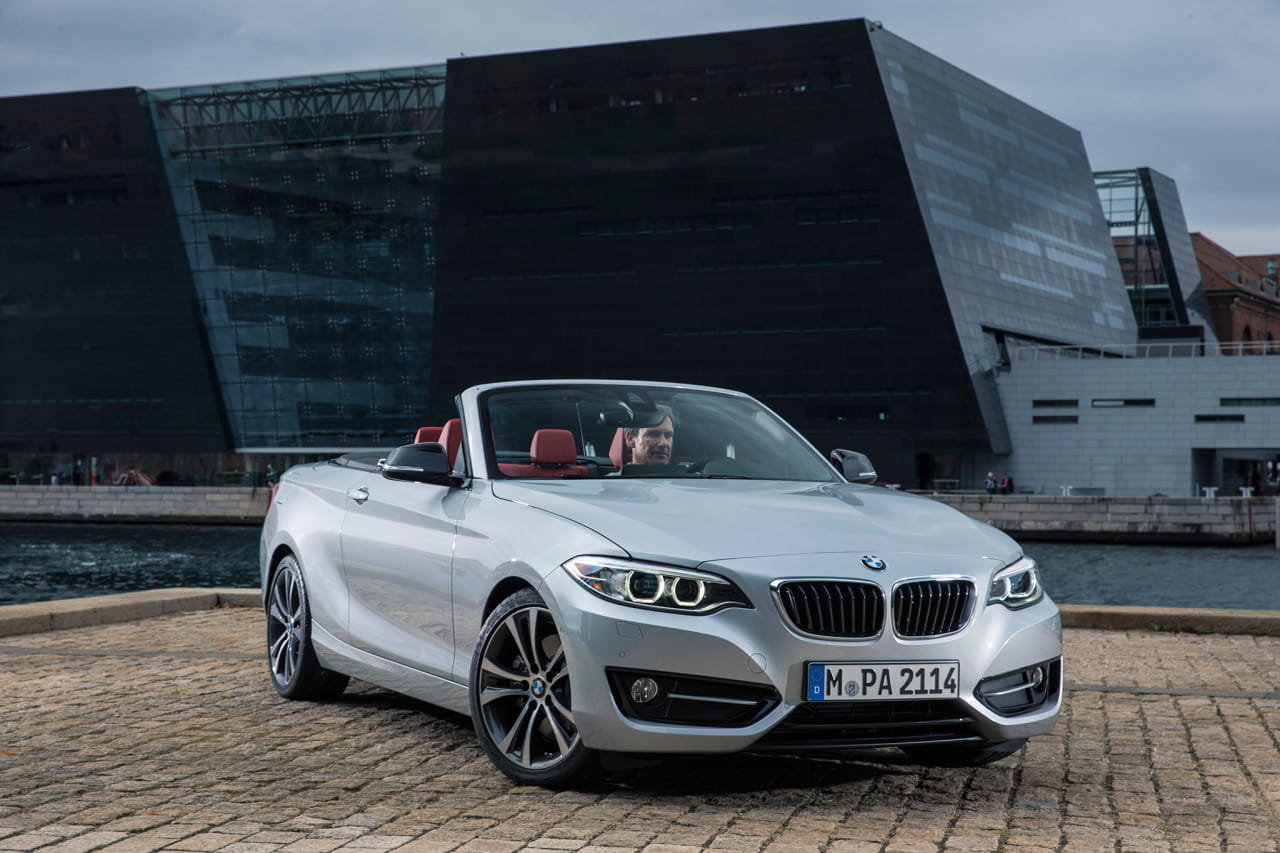 Vista delantera y lateral del BMW Serie 2 Cabrio, mostrando diseño y llantas.