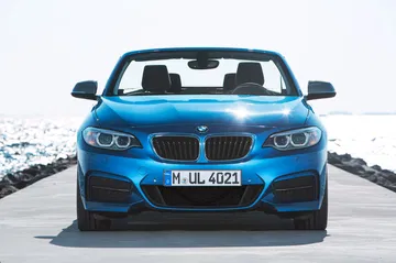 Vista frontal del BMW Serie 2 Cabrio destacando su parrilla doble