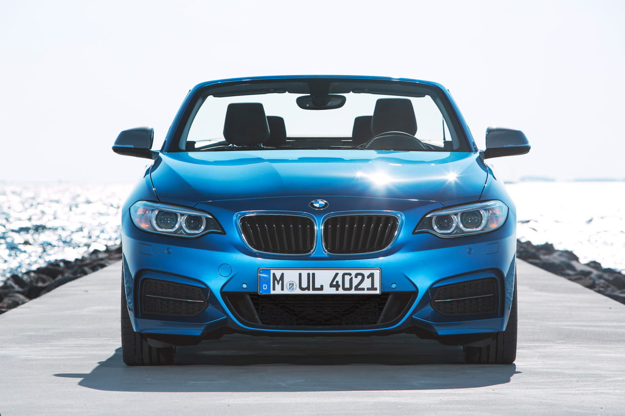 Vista frontal del BMW Serie 2 Cabrio destacando su parrilla doble