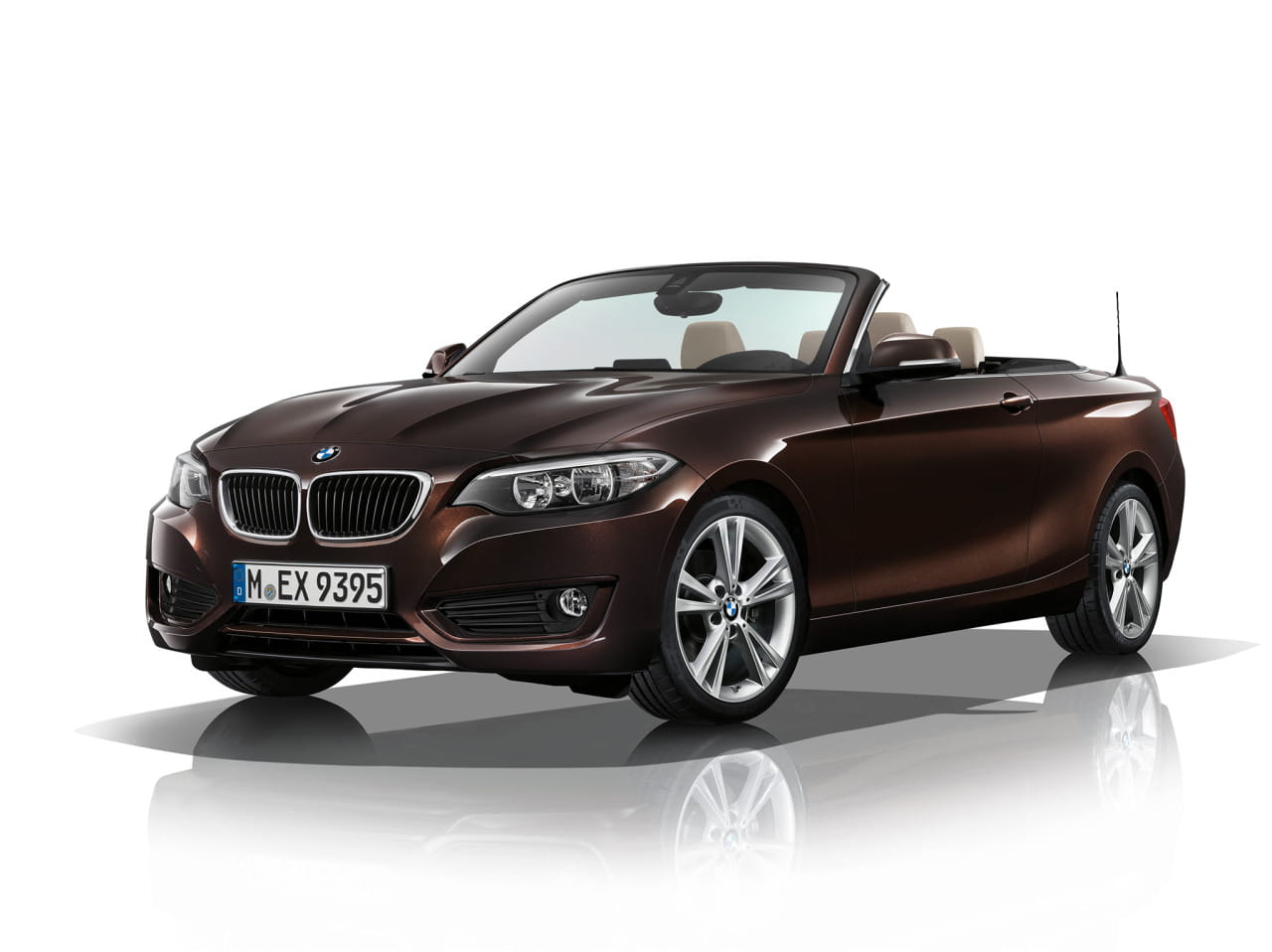 Vista lateral y delantera del BMW Serie 2 Cabrio, mostrando su dinámica silueta.