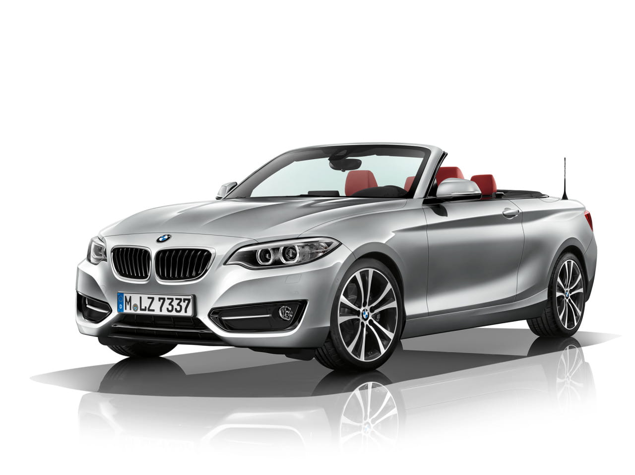 BMW Serie 2 Cabrio con capota abierta, mostrando su diseño lateral y frontal.