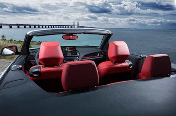 BMW Serie 2 Cabrio con techo replegado mostrando diseño lateral y trasero.