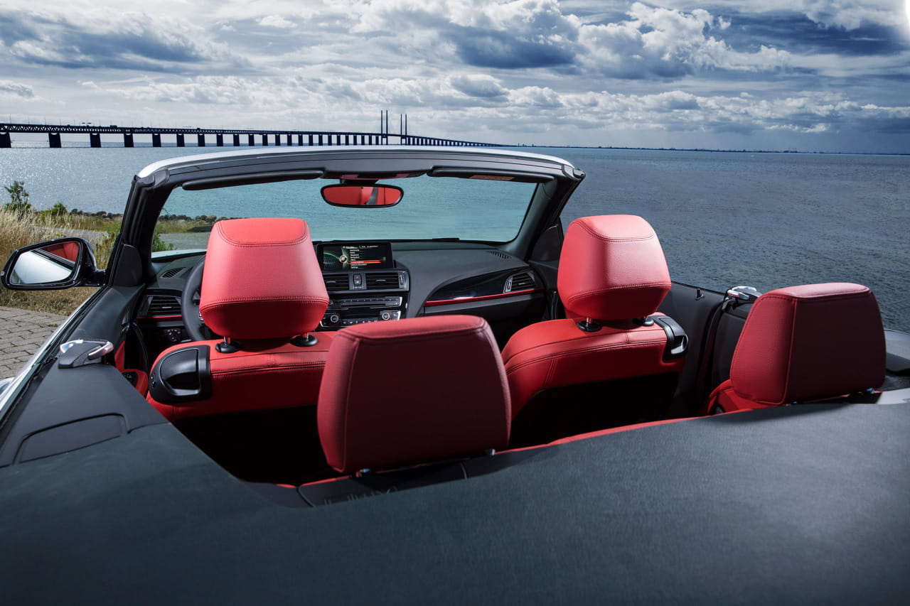 BMW Serie 2 Cabrio con techo replegado mostrando diseño lateral y trasero.