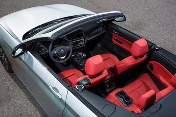 Vista superior del BMW Serie 2 Cabrio con techo abierto y asientos rojos