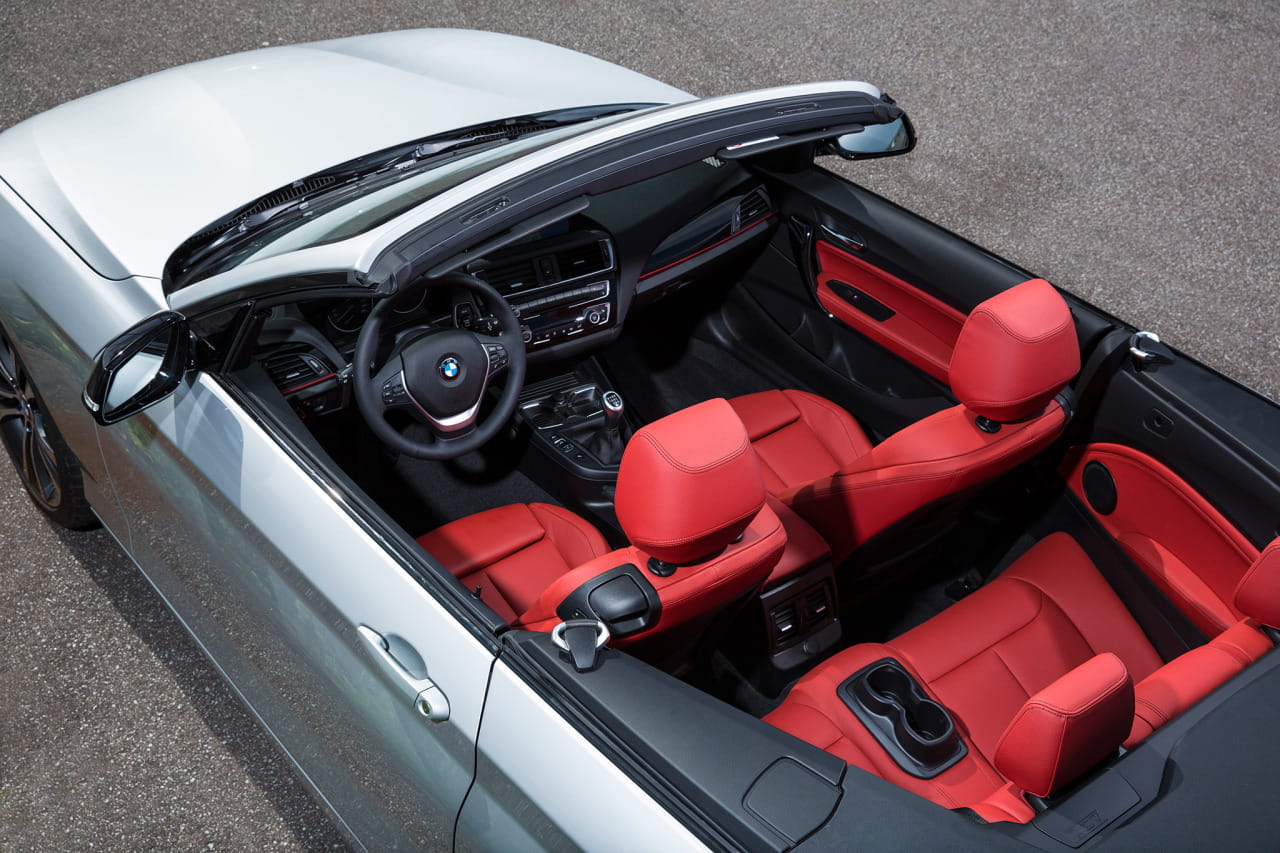Vista superior del BMW Serie 2 Cabrio con techo abierto y asientos rojos