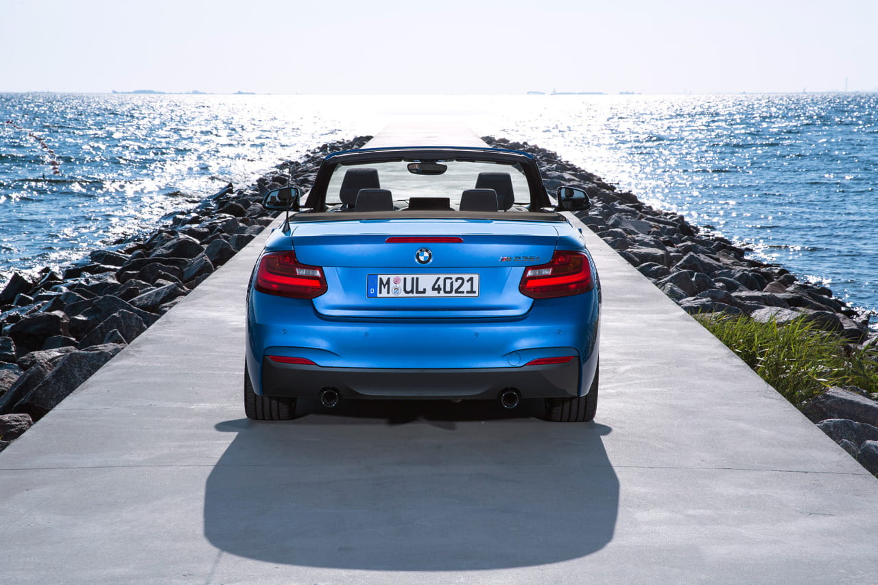 Vista trasera del BMW Serie 2 Cabrio con techo plegado.